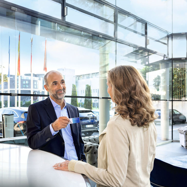 Fahrer eines Elektroautos checkt in einem Hotel ein