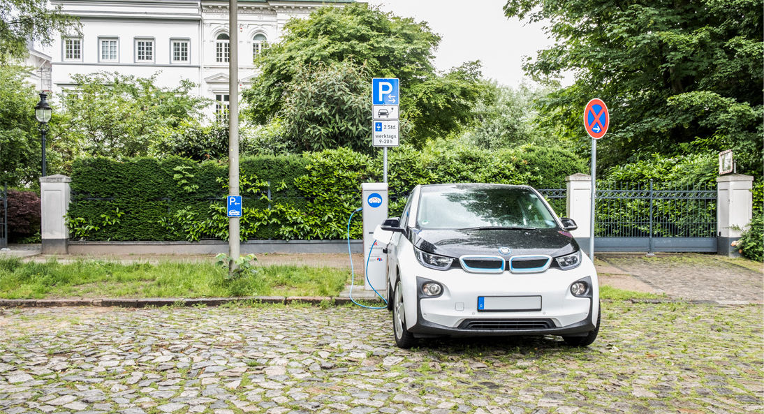 Öffentlicher Parkplatz mit Ladesäulen