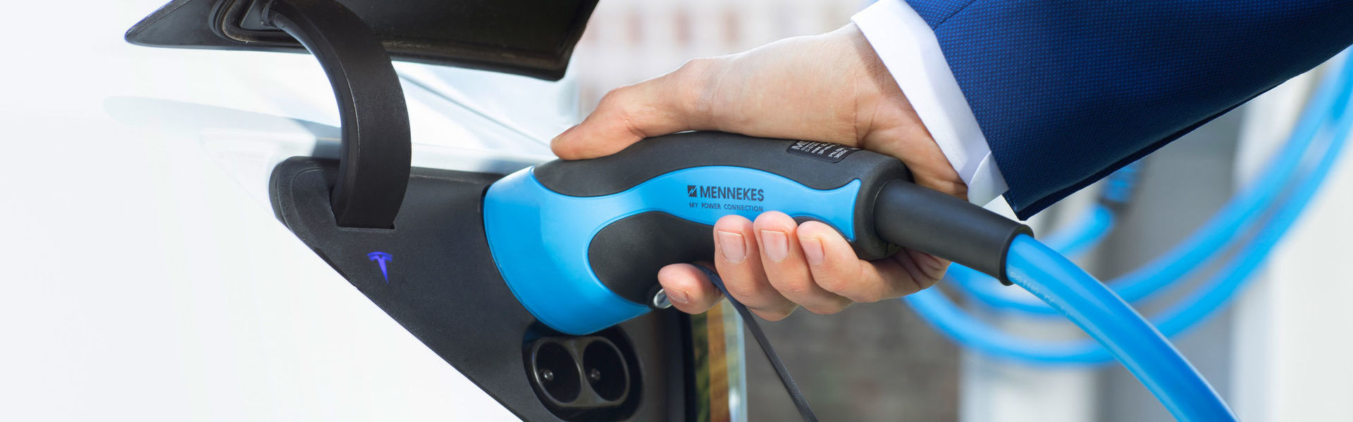 MENNEKES Ladekabel lädt ein Elektroauto