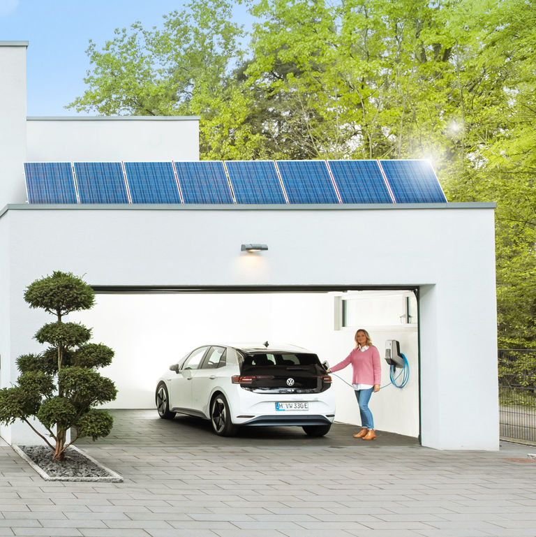 Wallbox in Garage mit Solaranlage auf dem Dach