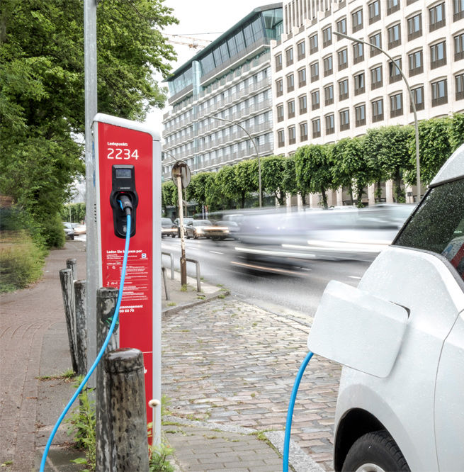 Auto lädt an einer öffentlichen Ladesäule 